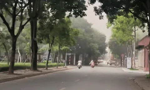 Khoảnh khắc thời tiết Hà Nội "trở mặt" trong vài giây, hút triệu lượt xem