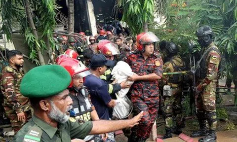 Máy bay quân sự Bangladesh rơi xuống trường học, hơn 50 người bị thương