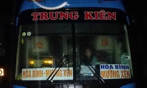 Xe khách chở 20 người mắc kẹt do lũ, nhà xe cầu cứu nhiều giờ