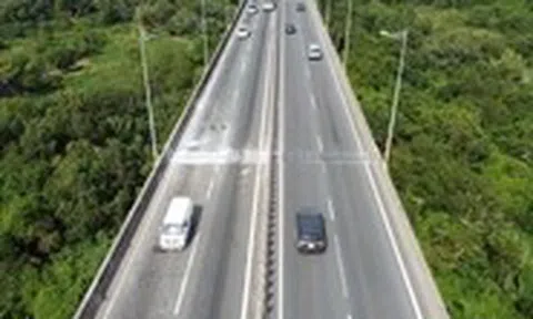 Xe chạy 'trơn tru' trên cao tốc TP.HCM - Long Thành - Dầu Giây sau 10 ngày sửa chữa khe co giãn