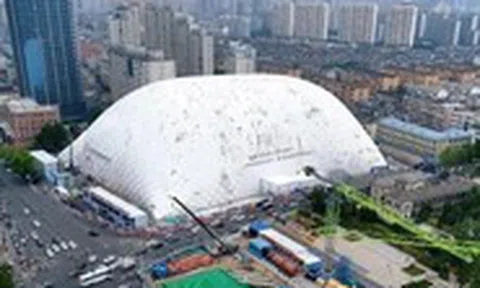 Công trình xây dựng được bao bọc trong 'mái vòm bơm hơi lớn nhất thế giới'