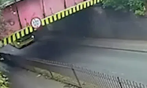 Xe buýt 2 tầng ở Anh vướng gầm cầu, hành khách bị hất văng khỏi tầng trên