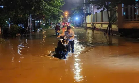 Nhiều khu vực ở Hà Nội bị cô lập sau cơn mưa lớn