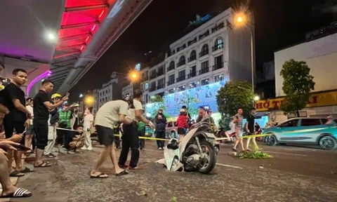 Hà Nội: 'Hố tử thần' xuất hiện sau trận mưa lớn, 'nuốt' xe máy đi đường