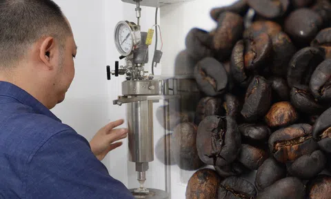 Độc đáo cà phê rang bằng nước ở TPHCM, khách nước ngoài không lo bị "say"