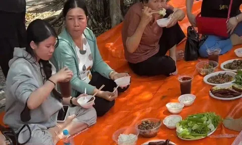 Mang "núi đồ ăn" du lịch: Gắn kết gia đình hay gây khó cho ngành du lịch?