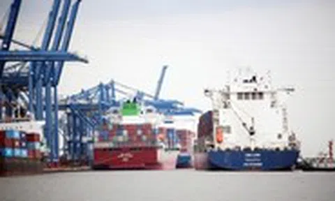 Logistics cho siêu đô thị TP.HCM: Gỡ quá tải bằng xây cầu, mở đường chưa đủ