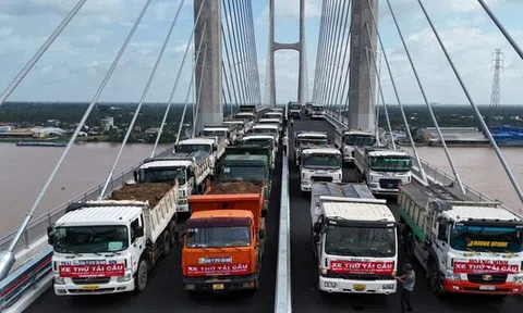 Hình ảnh hàng chục xe tải chở đầy hàng tham gia thử tải cầu Rạch Miễu 2