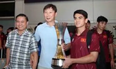 U23 Việt Nam cùng cúp vô địch trở về trong vòng tay người hâm mộ