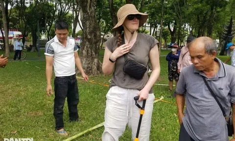 Vụ rơi nhẫn kim cương ở Huế: Khách Tây đính chính tin nhẫn giá 1 tỷ đồng