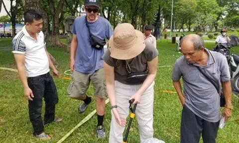 Vụ rơi nhẫn kim cương ở Huế: Kết thúc tìm kiếm, vẫn mong có người nhặt được