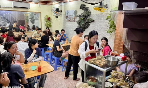 Quán phở gà chấm độc lạ ở Hà Nội, khách muốn ăn phải xếp hàng và "có duyên"