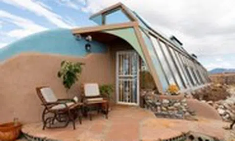 Tham quan ngôi nhà Earthship xanh tự cung tự cấp kỳ lạ ở New Mexico