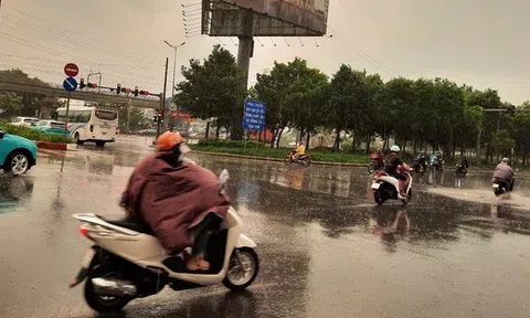 TP HCM nơi sấm chớp rì rầm, nơi mưa to gây ngập