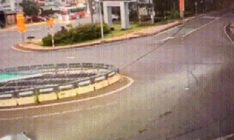 Xe tải kéo đứt dây cáp viễn thông, người đi xe máy bị quật văng giữa đường