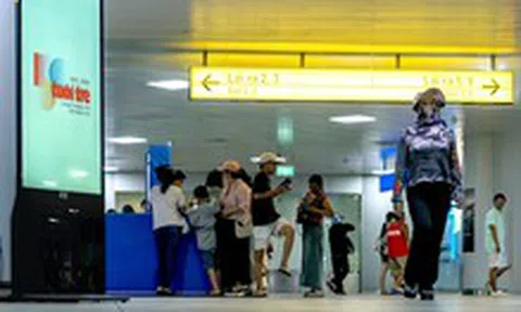 Logo kỷ niệm 50 năm thành lập báo Tuổi Trẻ xuất hiện ở tuyến metro số 1