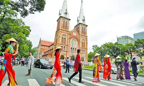 Phân tích quan điểm đa chiều về phát triển kinh tế du lịch bền vững tại TP. Hồ Chí Minh
