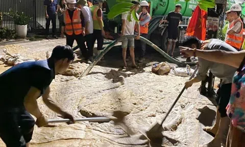 Bùn lỏng lại phun trào trên phố tại dự án metro Hà Nội