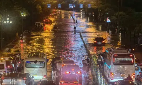 Công ty thoát nước Hà Nội: Đường Võ Chí Công bị ngập sâu, kéo dài do "lượng mưa tăng đột biến"