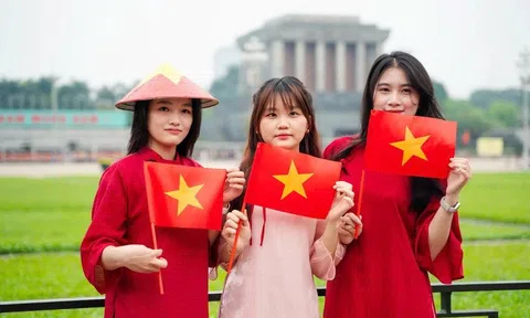 Tour Hà Nội "cháy" vé, phố cổ kín phòng vì khách săn chỗ xem diễu binh 2/9
