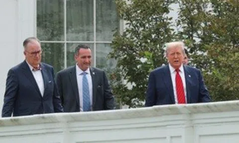 Tổng thống Trump "đi dạo" trên nóc Nhà Trắng