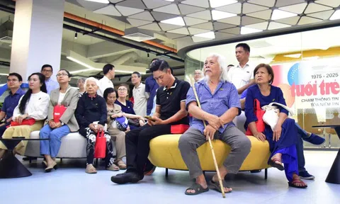 50 bạn đọc lần đầu tham quan tòa soạn báo Tuổi Trẻ