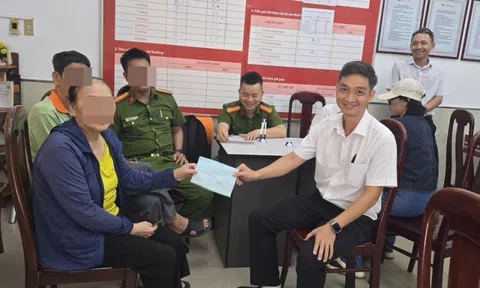 Thấy một phụ nữ run rẩy khi chuyển tiền cho "Võ Tuấn Kiệt", nhân viên ngân hàng lập tức báo công an