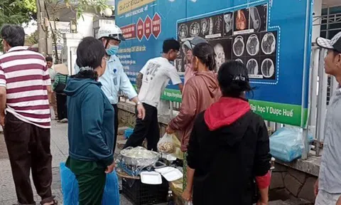 CLIP: Quán bún vỉa hè ở Huế bị kiểm tra vì có "xô nước thần kỳ" giúp rửa bát siêu nhanh