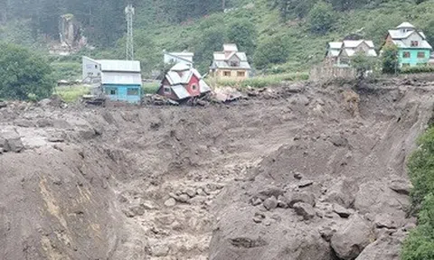 Lũ quét bất ngờ cuốn trôi nhóm hành hương ở Ấn Độ, 34 người chết