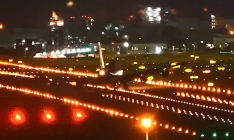 Máy bay chao đảo giữa bão, bắn tia lửa khi cánh quẹt vào đường băng