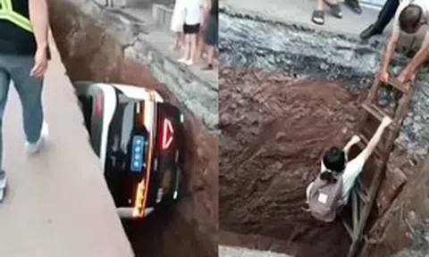 Taxi tự lái rơi xuống hố sâu 3m khi đang chạy, cô gái hoảng loạn thoát thân