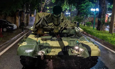 Xe tăng, xe thiết giáp 'hành quân' trong đêm mưa về trụ sở Bộ Quốc phòng
