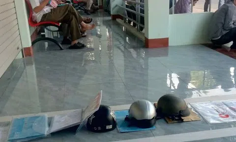 Lãnh đạo xã nói gì về việc người dân đặt nón bảo hiểm"xếp hàng" làm thủ tục hành chính?