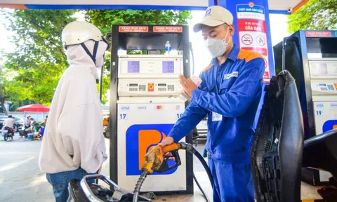 Giá xăng RON95-III tăng vượt mốc hơn 20.000 đồng/lít