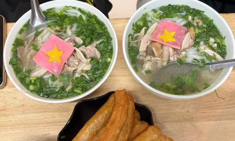 Quán phở gà “yêu nước” gây sốt dịp Quốc khánh 2/9 ở Hà Nội