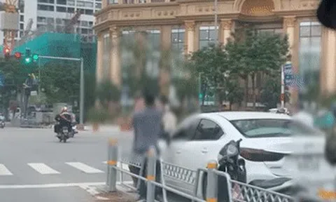 Tài xế ô tô, xe máy đánh nhau giữa ngã tư ở Hà Nội