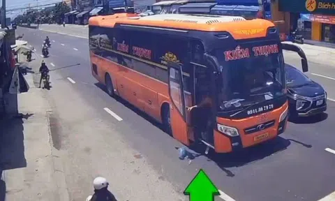 Phạt 12,5 triệu đồng tài xế xe khách xả rác ra đường