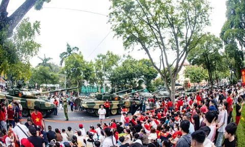Hà Nội: Cảnh tượng đông "vượt sức tưởng tượng" của người dân chờ xem hợp luyện diễu binh diễu hành