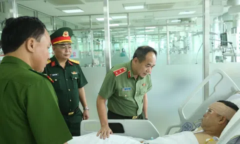 Giám đốc Công an TP Hà Nội thăm Đại úy cảnh sát cơ động bị "quái xế" tông