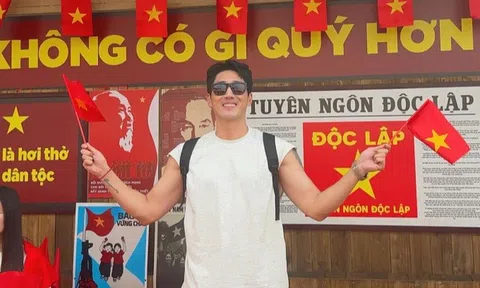 Khách nước ngoài chờ 4 tiếng để xem diễu binh, mệt nhưng thấy xứng đáng