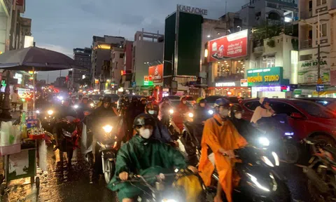 Mưa lớn kéo dài ở TP HCM, giao thông nhiều nơi ùn ứ