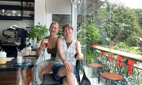 Quán cà phê vị trí vàng xem diễu binh: 300.000 đồng/chỗ, chỉ nhận 60 khách