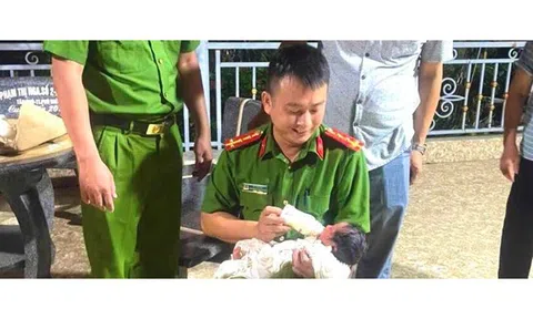 Bé trai sơ sinh để ở cổng chùa với mảnh giấy ghi "Tội lỗi này cả đời mẹ không thể rửa được"