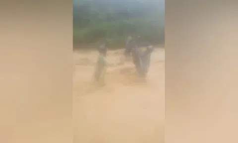 VIDEO: Cán bộ xã vượt lũ dữ đưa dân bản đến nơi an toàn
