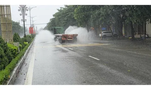 Bão số 5 (Kajiki): Hà Tĩnh mưa to, gió giật tung mái tôn, cây ngã