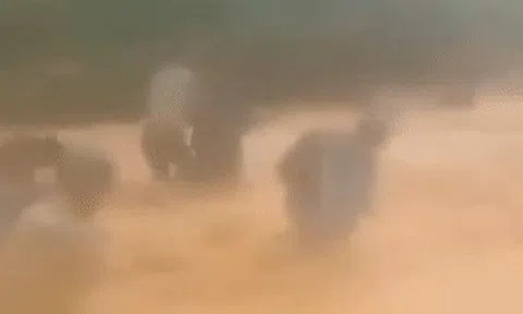 Clip cán bộ xã ở Nghệ An vượt nước lũ đục ngầu di dân trong mưa gió