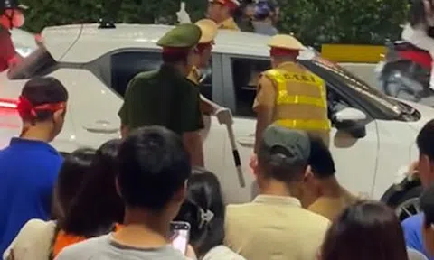 Ô tô dừng giữa chốt bảo vệ hợp luyện cầu cứu, Đại úy CSGT hành động 'sinh tử'