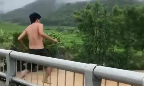 VIDEO: Người đàn ông bất ngờ trèo lan can cầu, lao xuống dòng nước lũ chảy xiết