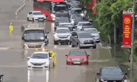 Hà Nội mưa to do ảnh hưởng bão số 5, đường phố ngập nặng, giao thông ách tắc