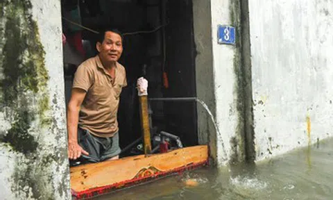 Phố ngập như sông, giữa trưa người Hà Nội làm điều hiếm thấy